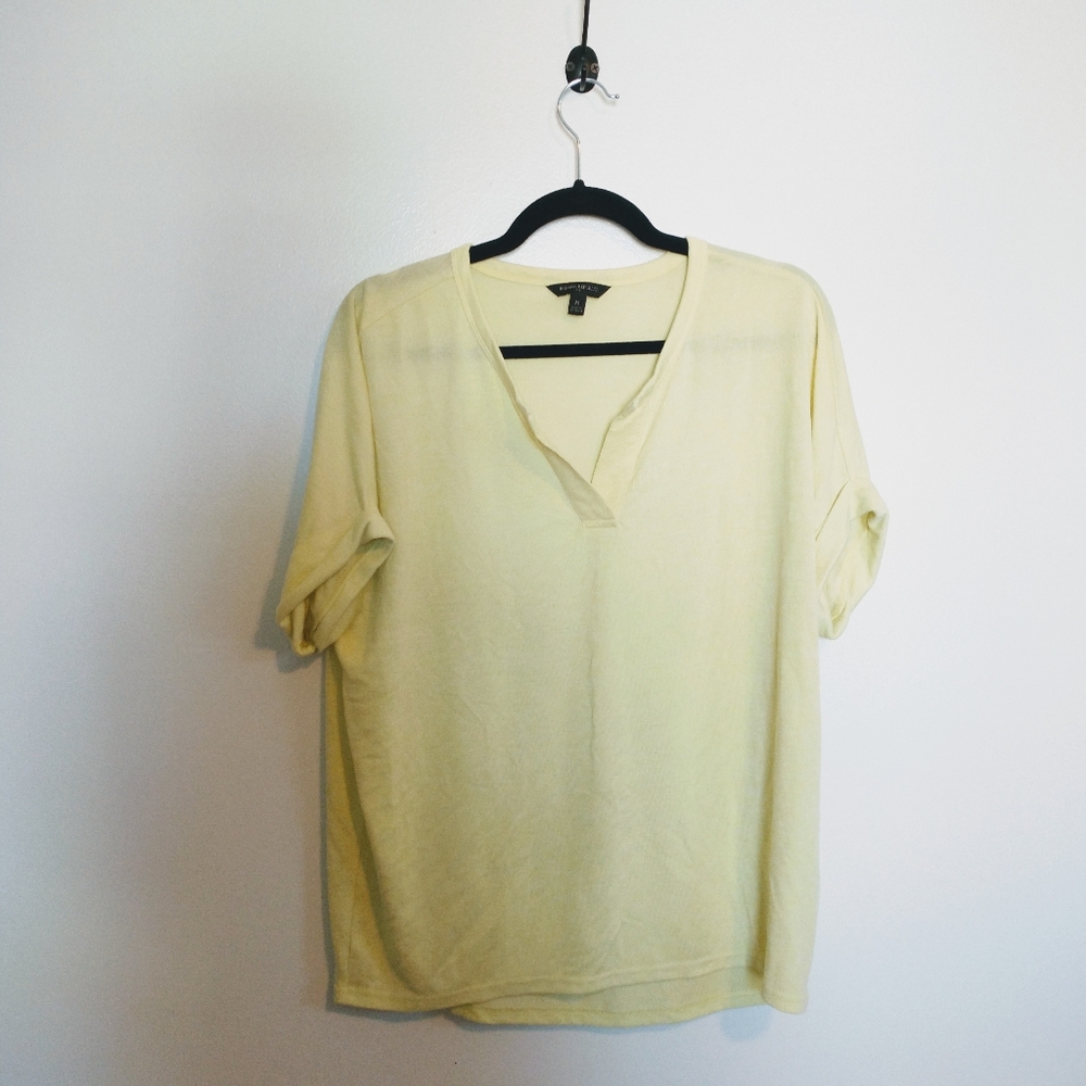Banana Republic neon yellow shirt sleeve v neck top size medium, soft material